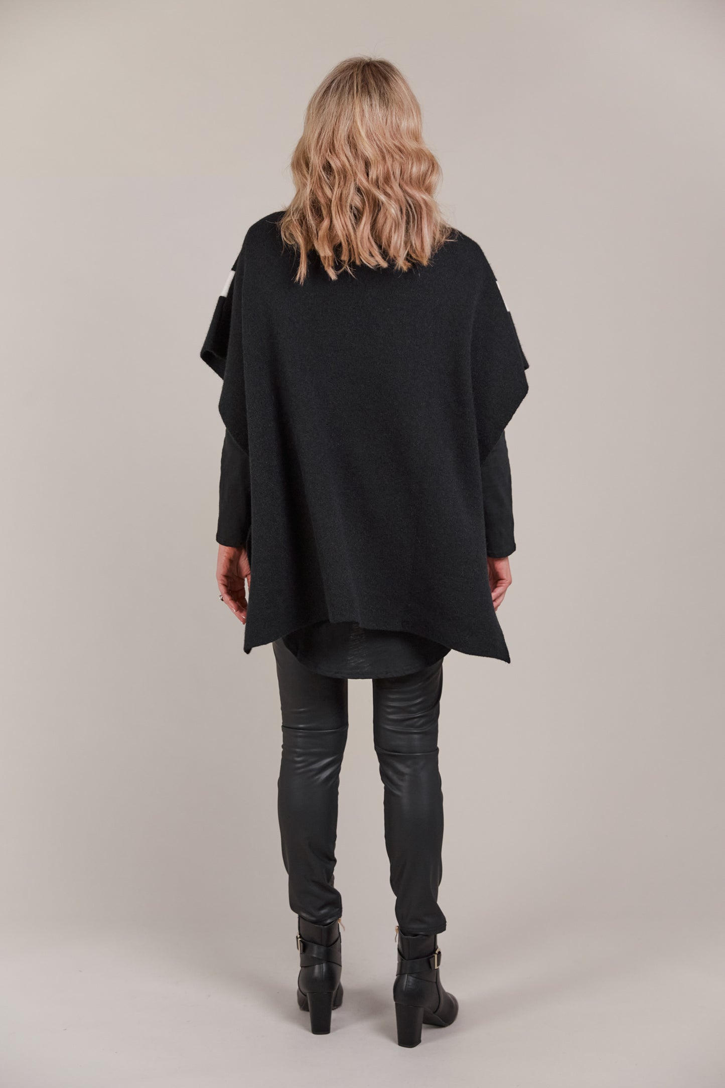 Avino Poncho - Black