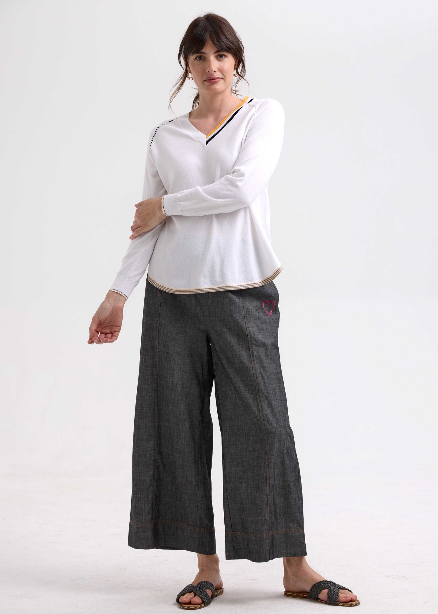Zacket & Plover Round bottom V-neck Jumper