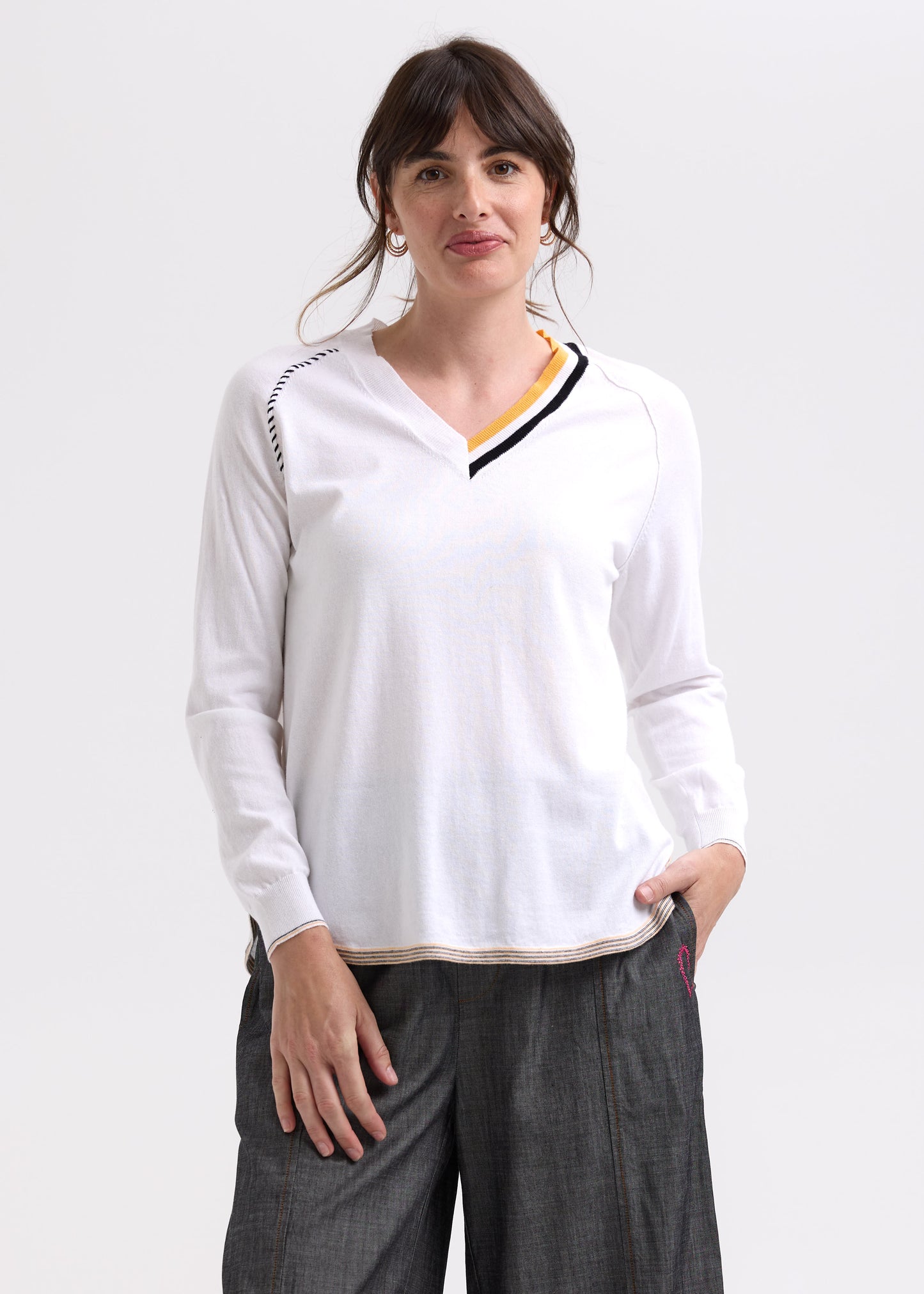Zacket & Plover Round bottom V-neck Jumper