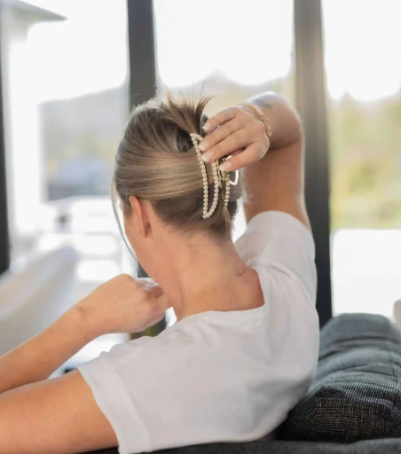 Sara Pearl Hair Claw